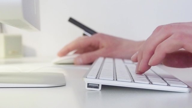 Gesch&auml;ftsmann sitzt vor einem Computer, Detailaufnahme