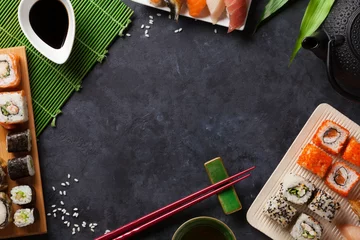 Foto op Plexiglas Set sushi en maki roll en groene thee © karandaev