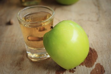 Fototapeta na wymiar apple grren with juices