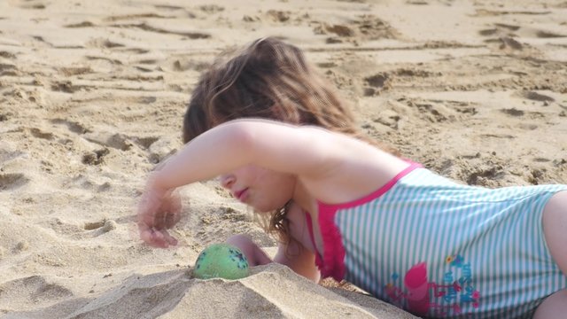 jolie petite fille sur le sable