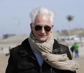 Volwassen man maakt strandwandeling in de winter