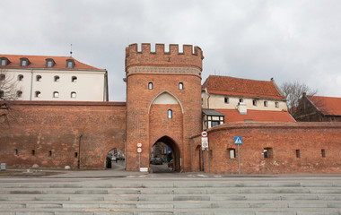Brama Mostowa przy murach obronnych Starego Miasta, Toruń - obrazy, fototapety, plakaty