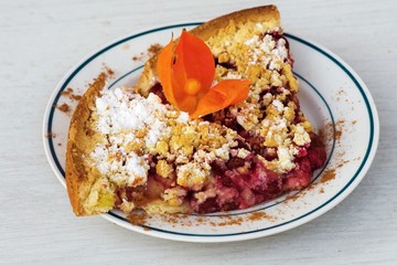 Cherry crumble pie