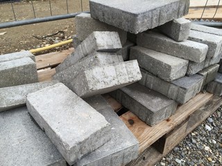 Steinplatten auf einer Baustelle - unordentlich gestapelt