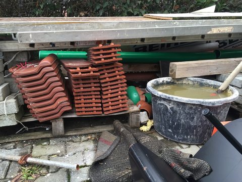 Lagerung verschiedener Baumaterialien f&uuml;r den Bau eines Hauses 