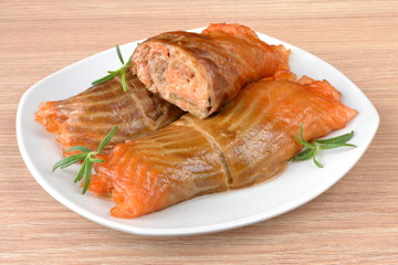 roladki z łososia wędzonego