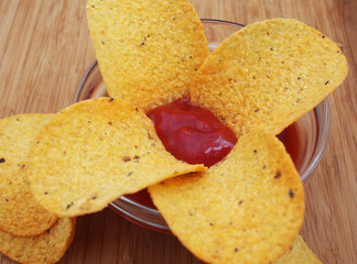 Crispy round corn chips