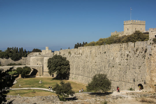 Rhodos, Stadtmauer mit Großmeisterpalast.