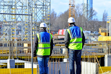 Polier beim Besichtigen einer Baustelle