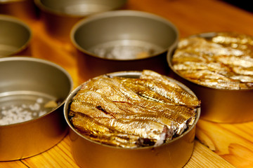 geräucherte Sprotten in einer Dose