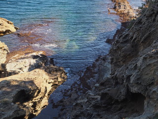 Paisaje de la costa brava en Catalunya, con un mar de aguas turquesas y acantilados, en invierno de 2016