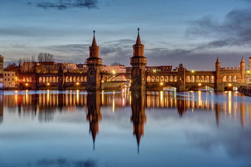 The River Spree and the Oberbaumbruecke in Berlin at dawn - obrazy, fototapety, plakaty