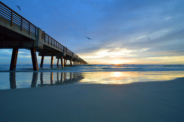 Fototapeta na wymiar North Florida pier at sunrise