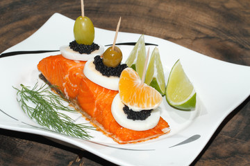 Geräuchertes Lachsfilet, Salat, Ei, Dill, Orange, Kaviar, Limone