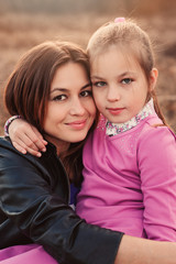 Obraz premium lifestyle capture of happy mother and preteen daughter having fun outdoor. Loving family spending time together on the walk. Cozy weekend.