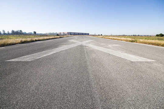 Simbolo X di pista di atterraggio chiusa di un aeroporto abbandonato 