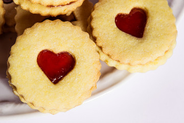 Biscotti senza glutine fatti in casa con marmellata a forma di cuore