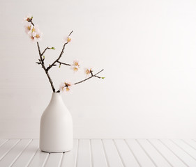 Vase mit Kirschblüte