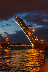 Fototapeta na wymiar Мосты разводятся, летняя ночь в Санкт-Петербурге