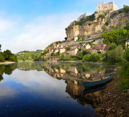 Fototapeta na wymiar Town of Beynac-et-Cazenac alongside Dordogne river