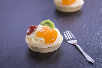 mini tart with pudding and fruit