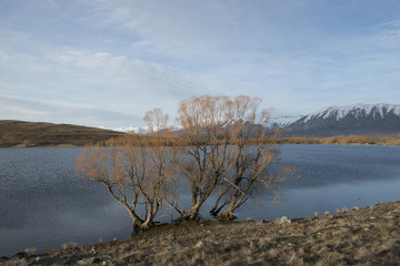 Lago de agua turquesas con montañas nevadas en los Alpes de la Isla Sur de Nueva Zelanda.
