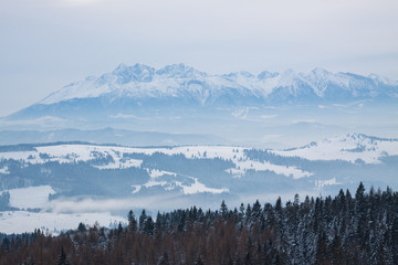 Wycieczka w góry i zimowy górski krajobraz, Tatry Wysokie