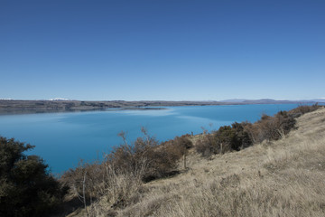 Lago de agua turquesas con montañas nevadas en los Alpes de la Isla Sur de Nueva Zelanda.