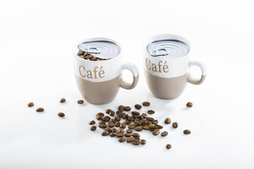 fraicheur du café/deux tasses de café avec fermeture de boite de conserve
