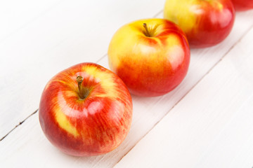 Свежие яблоки на белом деревянном столе