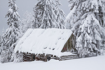 Zasypana śniegiem chata w górach - obrazy, fototapety, plakaty