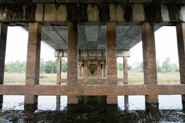 Obraz premium Under view of the bridge with rusty and shape - Architecture detail