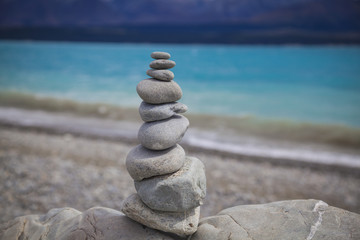 Fototapeta premium Steinmännchen aus Kieselsteinen am Strand