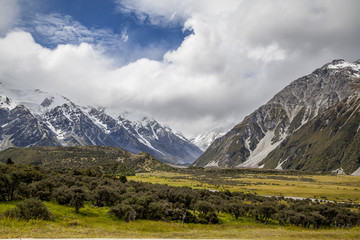 Berge und Wege im Mount Cook National Park Neuseeland