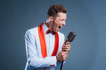 Naklejka premium portrait of a man with retro style microphone