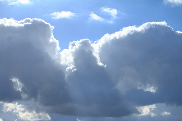 blauer Himmel mit Wolken im Sonnenschein