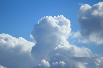 blauer Himmel mit Wolken im Sonnenschein