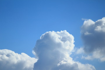 blauer Himmel mit Wolken im Sonnenschein