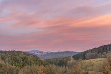 Fototapeta na wymiar Sonnenuntergang und Abendrot im Bayerischen Wald mit Blick auf den Berg Lusen