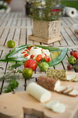 Gesunde frische vegetarische Jause im Freien auf altem Holztisch