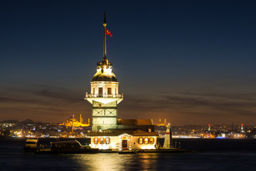 Fototapeta premium faro de kuz kulesi al atardecer, estambul