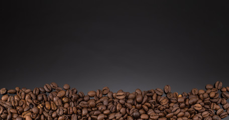 Kaffeebohnen mit schwarzen Hintergrund
