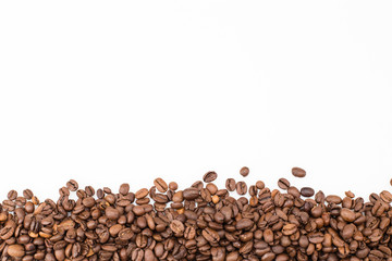 Kaffeebohnen mit weißen Hintergrund