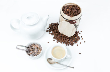 Kaffee - Genuss mit Geschirr und Bohnen