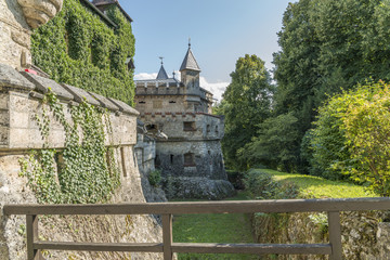 Schloss Lichtenstein im Landkreis Reutlingen in Baden-Württemberg - Burggraben