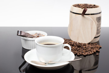 Kaffe mit Geschirr und Kaffeebohnen