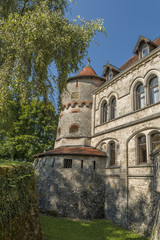 Fototapeta premium Schloss Lichtenstein im Landkreis Reutlingen in Baden-Württemberg - Burggraben