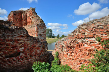 Besiekiery, ruiny gotyckiego zamku, Polska