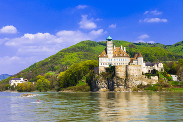 Obraz premium Schonbuhel castle, Danube river, Austria