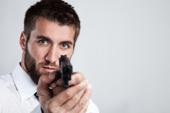 Mann mit Schusswaffe